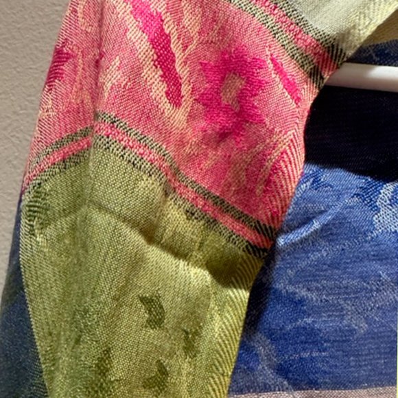 Bright Indian shawl w/gold/red/blue pattern and fringe - Picture 3 of 4